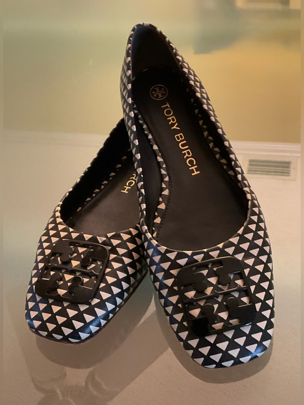 TORY BURCH BLACK AND WHITE LEATHER GEORGIA FLAT SIZE 9